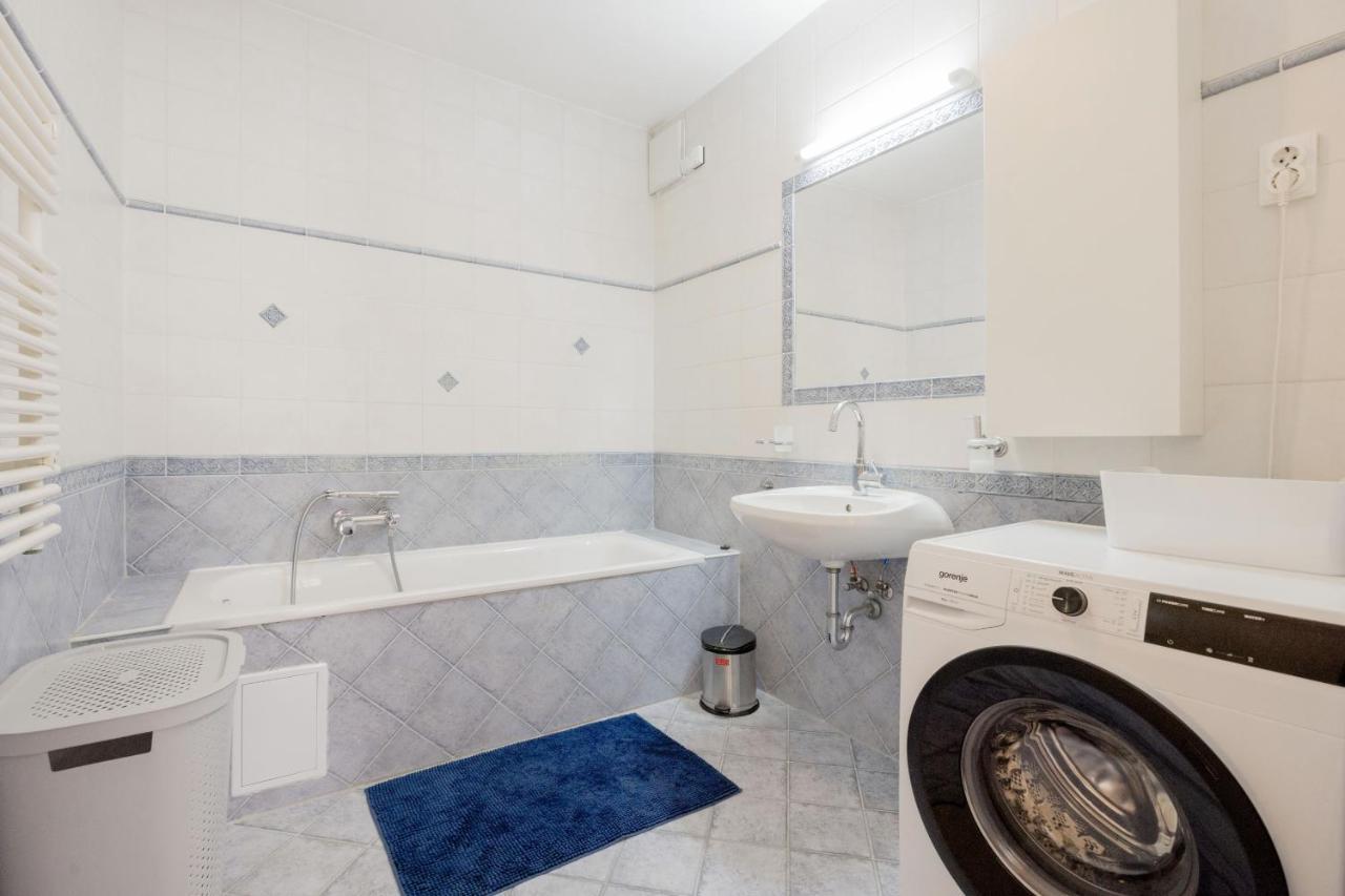 Bright And Spacious Penthouse W/ Terrace & Parking Budapest Esterno foto