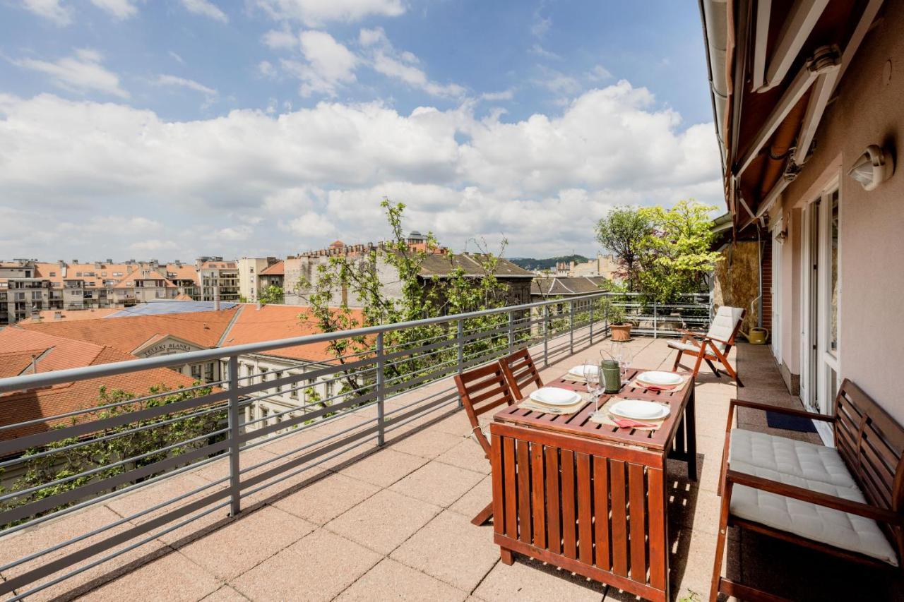 Bright And Spacious Penthouse W/ Terrace & Parking Budapest Esterno foto