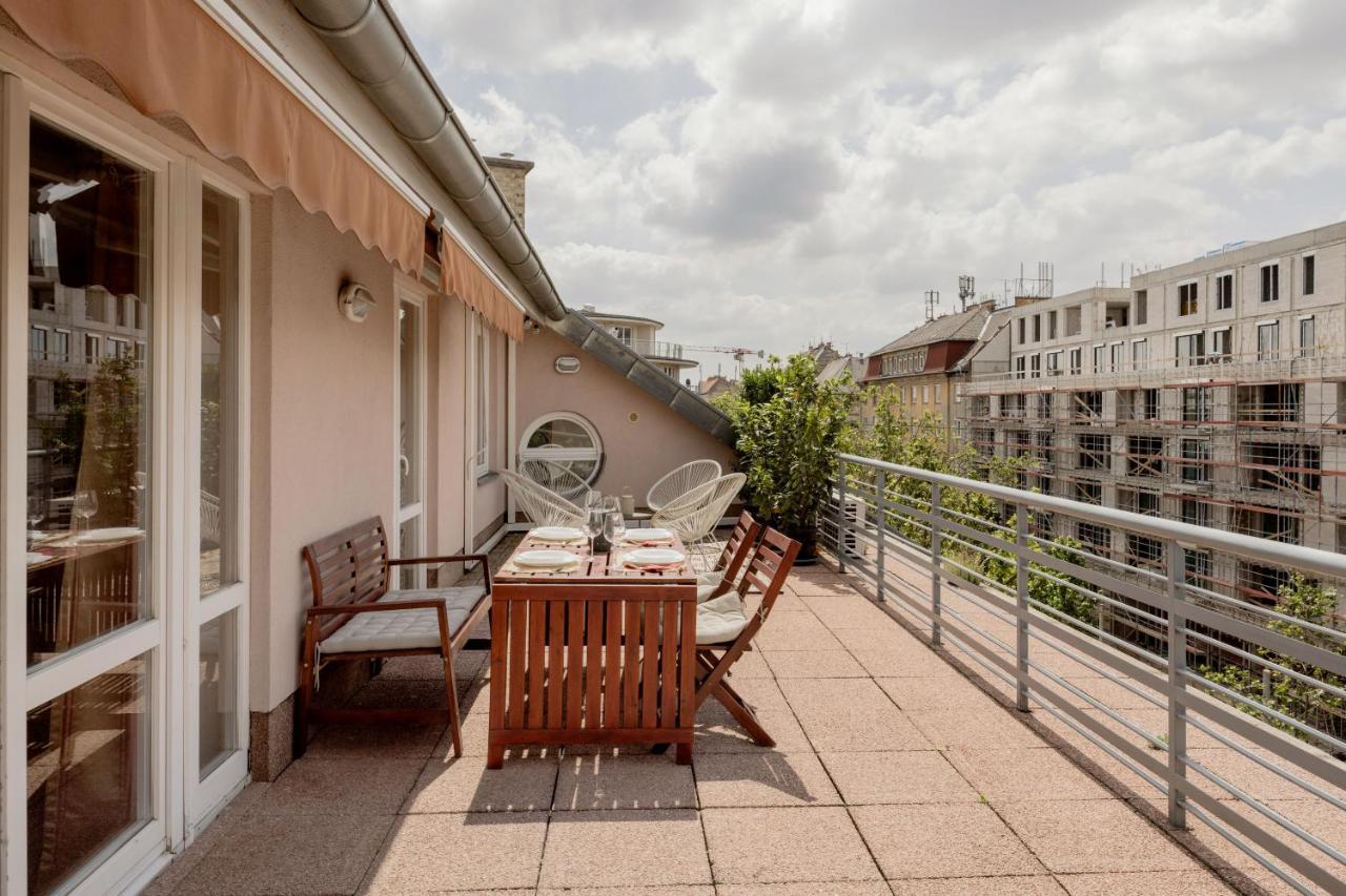 Bright And Spacious Penthouse W/ Terrace & Parking Budapest Esterno foto